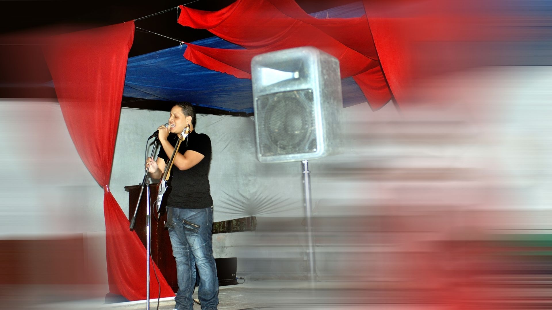 Marvin Núñez cantando en concierto en la Parroquia Cristo Rey, Santiago de los Caballeros, 2008