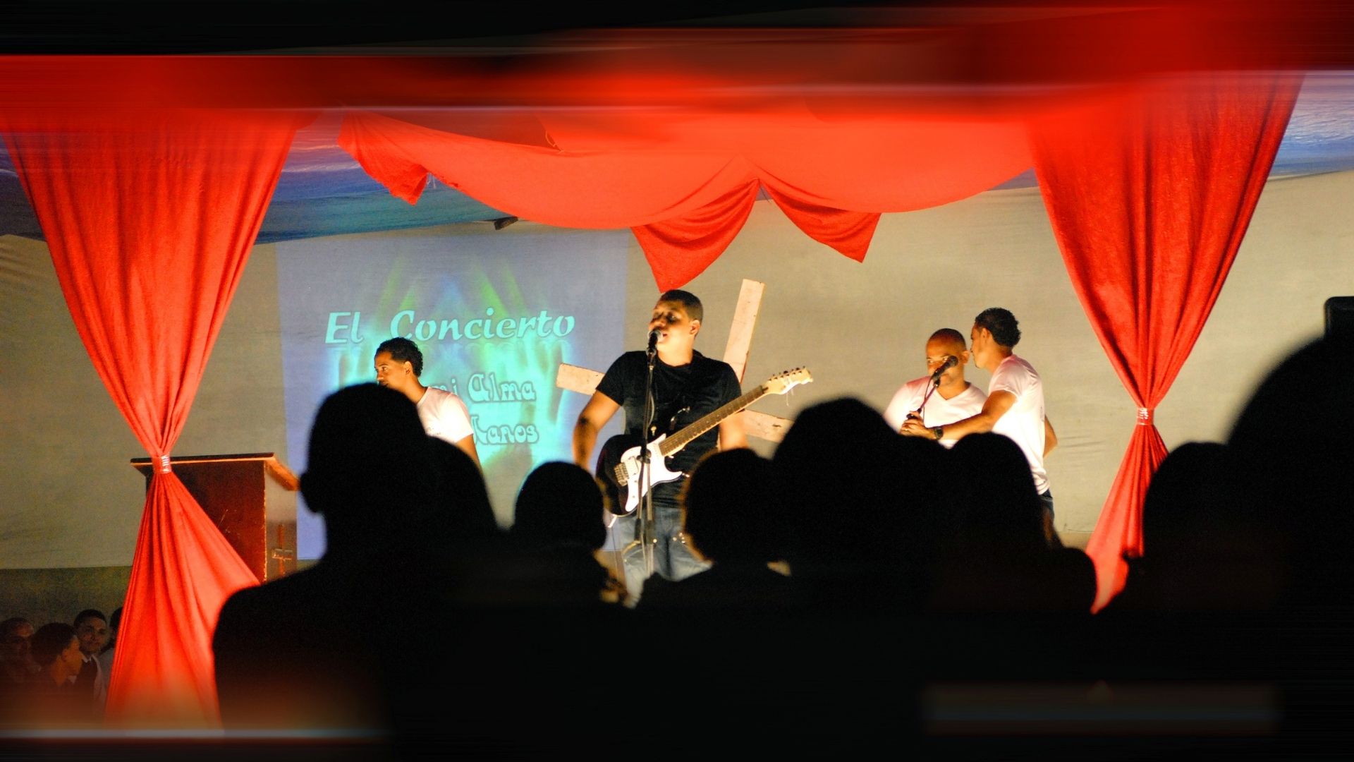 Marvin Núñez tocando guitarra en misa