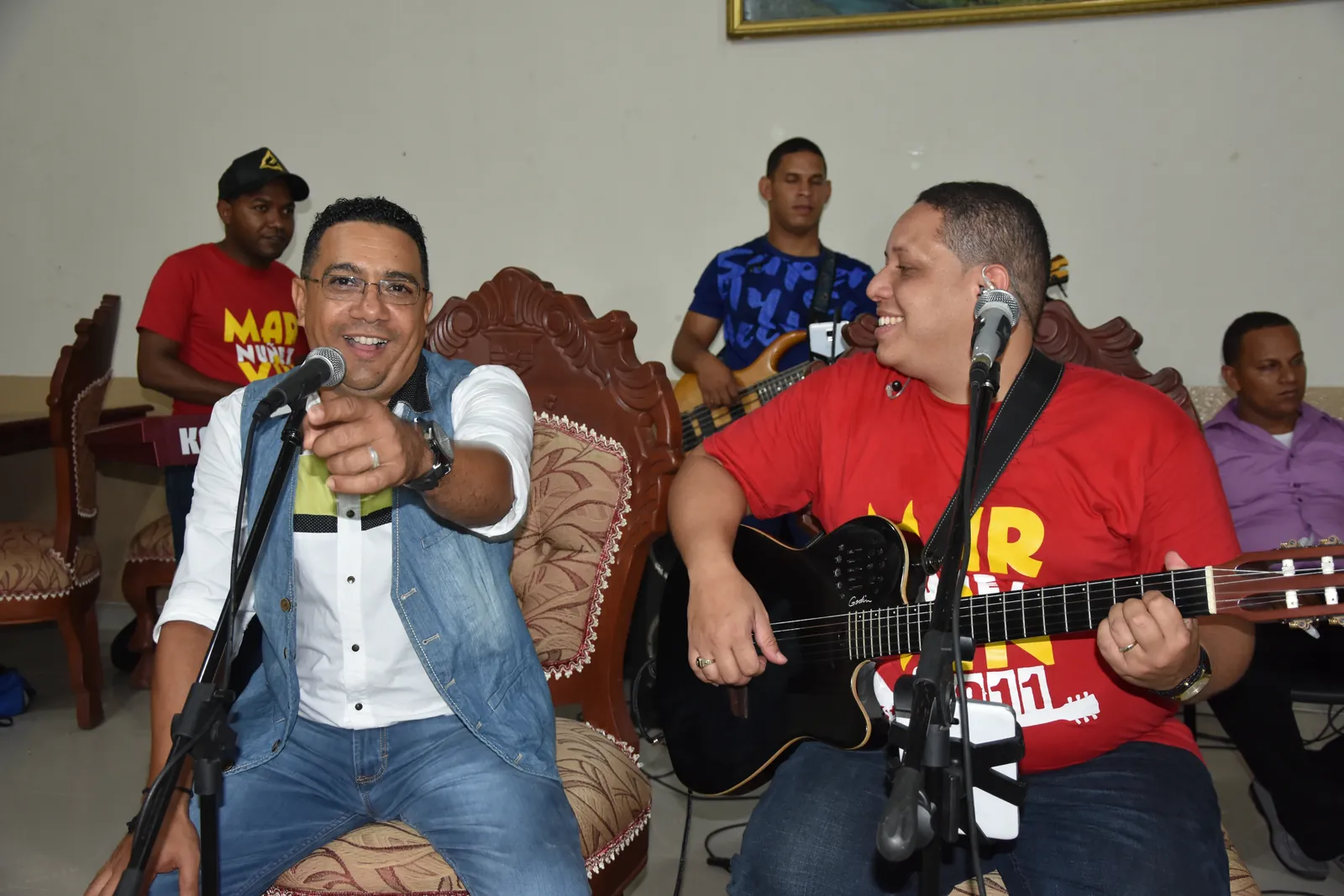 Marvin Núñez y Junior Arias cantando juntos en San Juan de la Maguana, 2017
