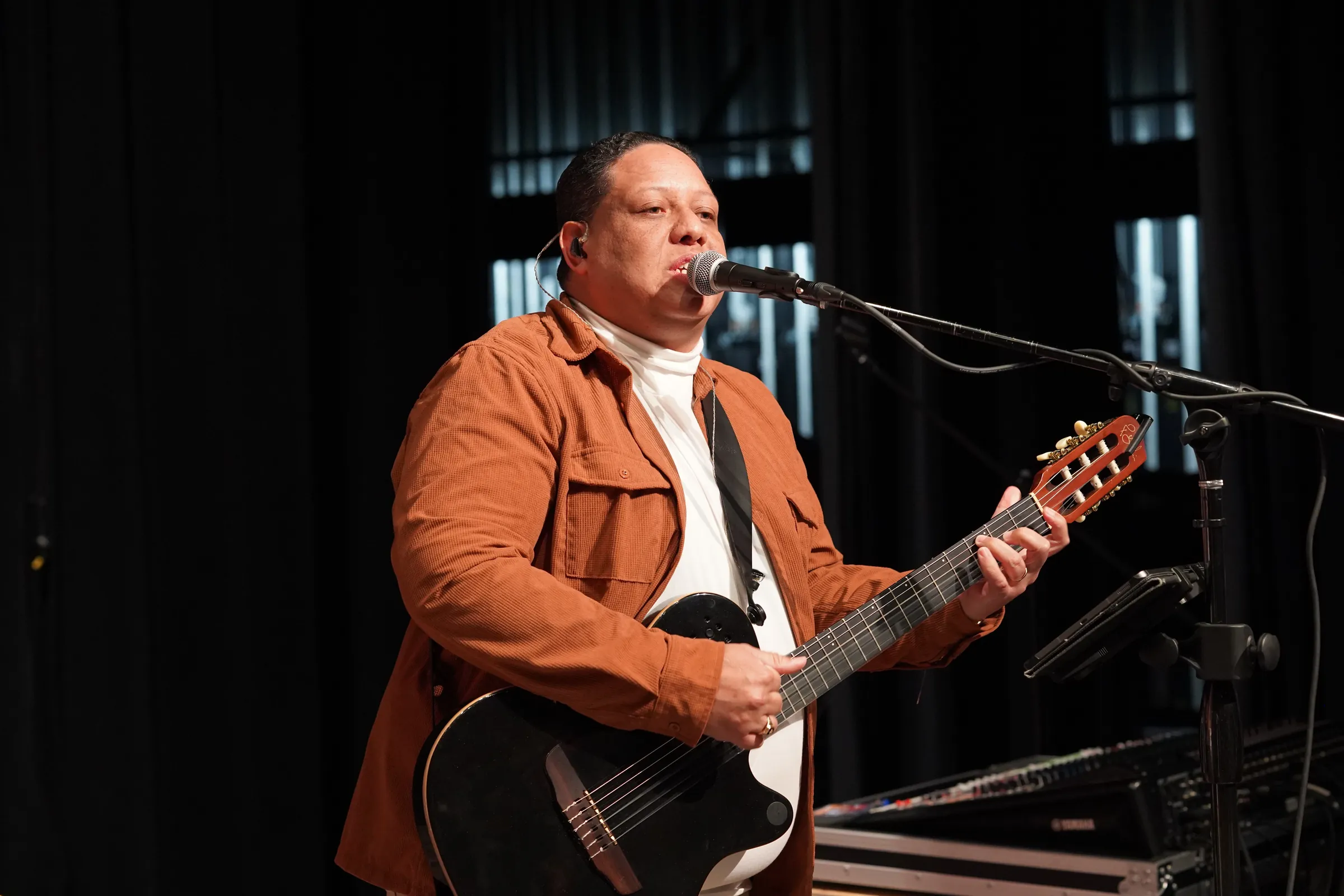 Marvin Núñez durante un encuentro de alabanza