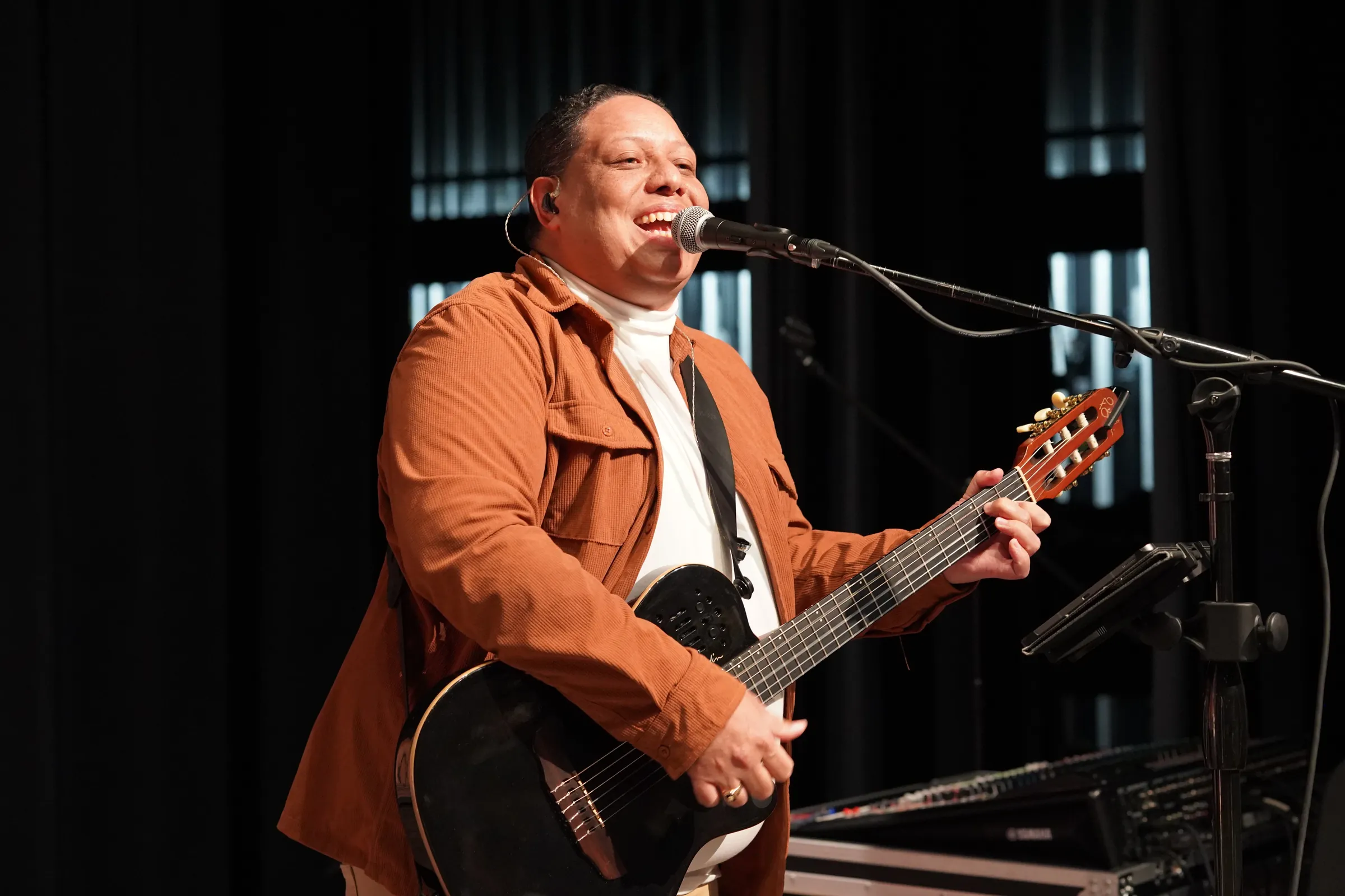 Marvin Núñez con guitarra — foto de prensa