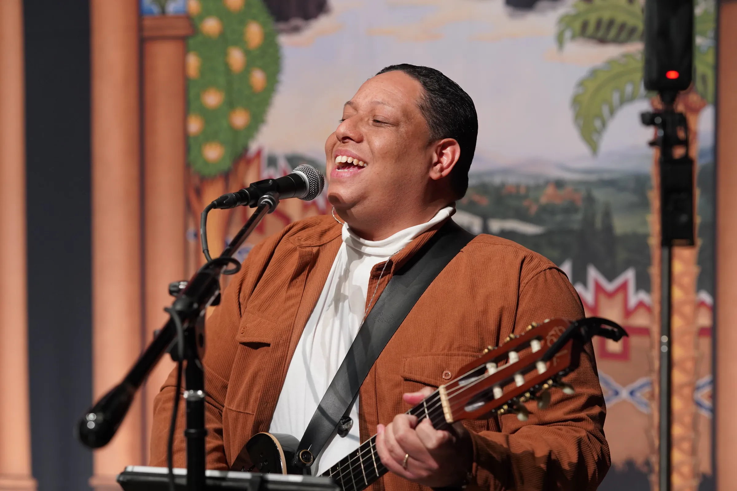 Marvin Núñez cantando en un congreso católico