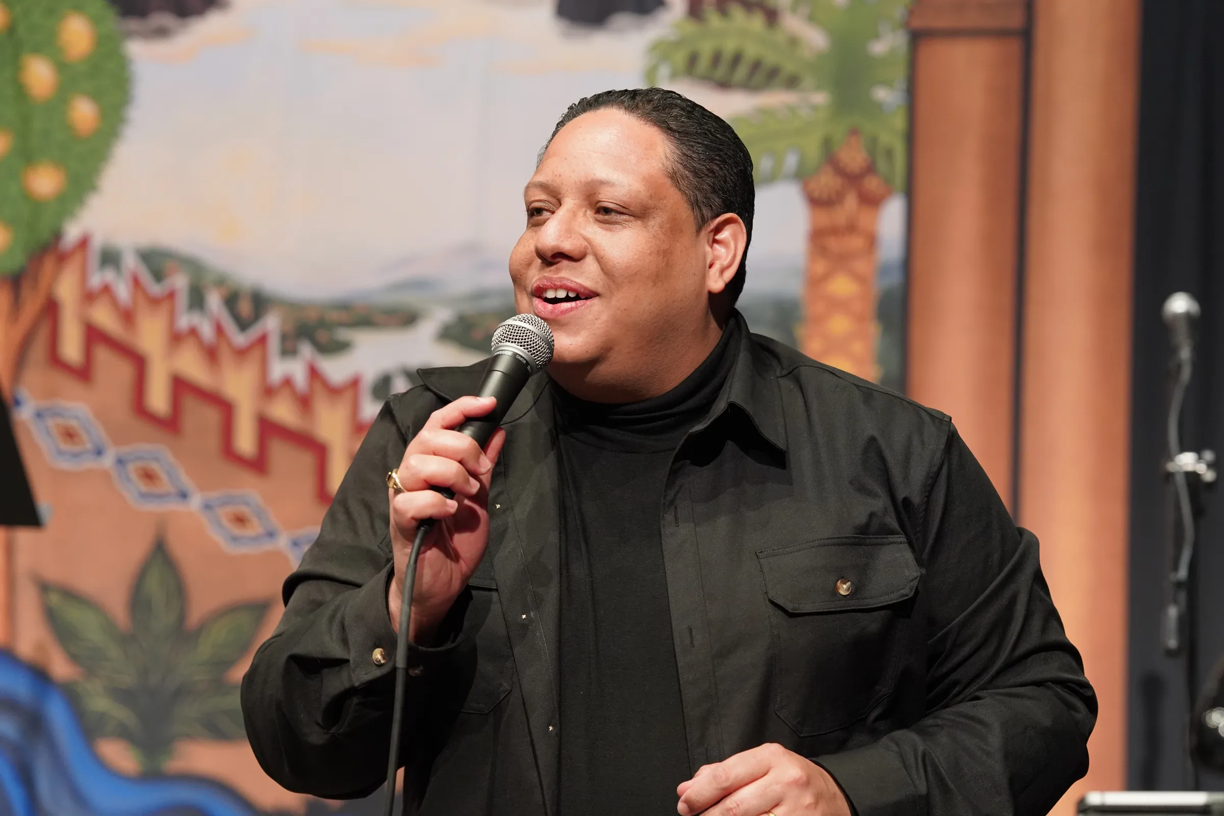 Marvin Núñez con su guitarra en concierto